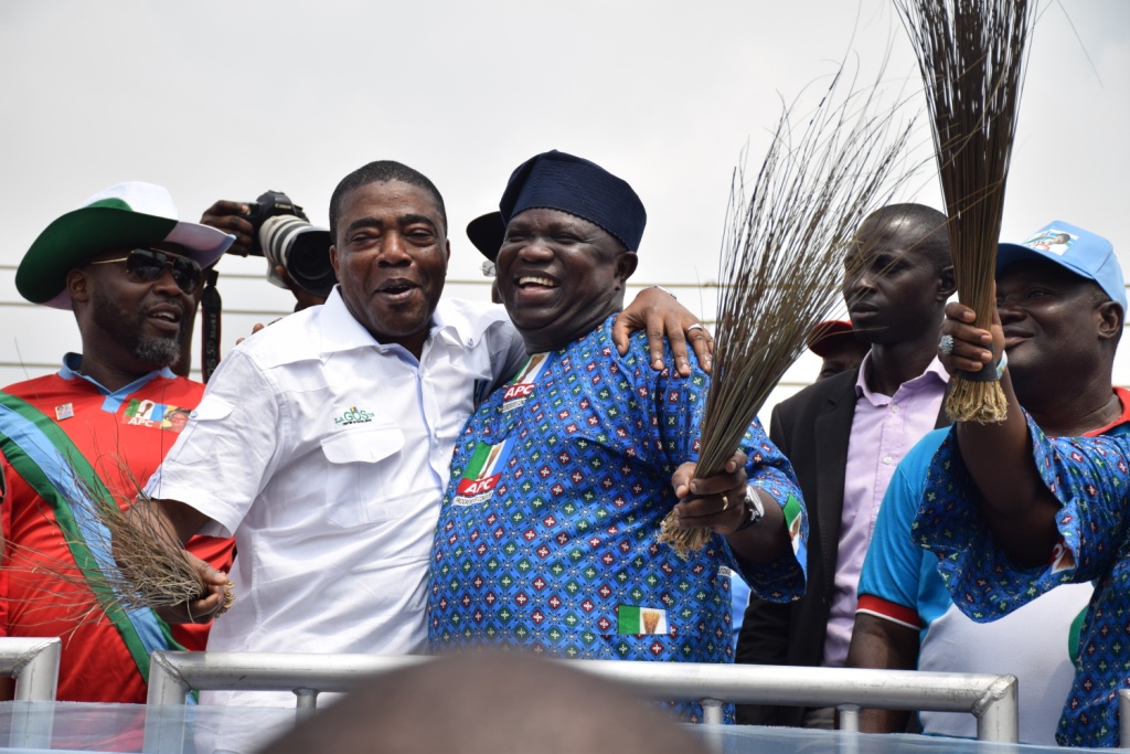 Akinwunmi Ambode in a warm embrace with Ganiyu Olanrewaju Solomon at the APC rally in Mushin