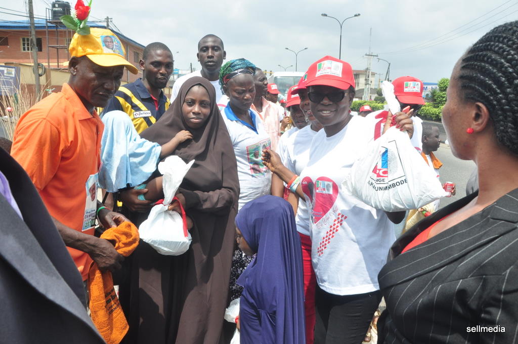 Mrs. Bolanle Ambode, wife of All Progressives Congress (APC) Governorship Candidate, Akinwunmi Ambode, took his campaign train to the Makoko and Iwaya areas of Lagos.
