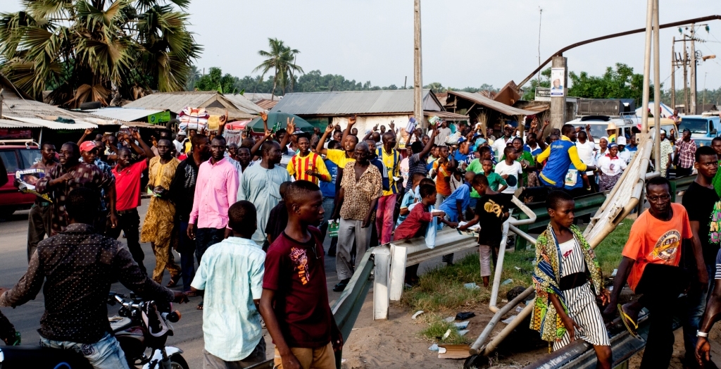 A cross section of Lagosians showing their love for Ambode in Seme
