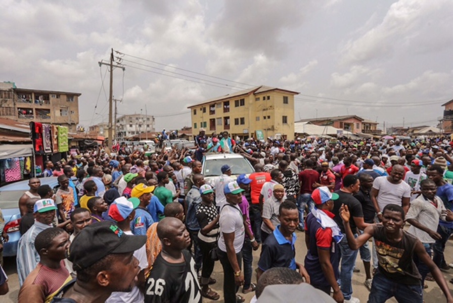 A cross section of Lagosians showing their love for Ambode at Itire