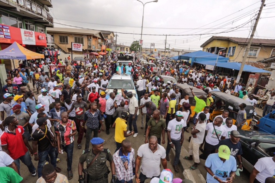A cross section of Lagosians showing their love for Ambode at Itire