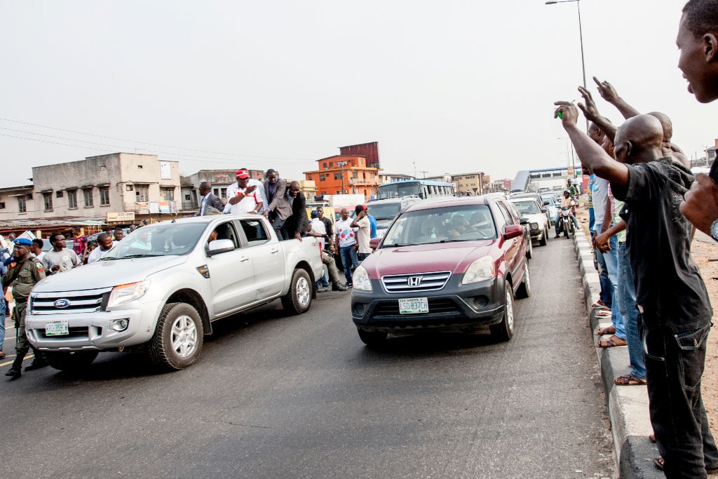 A cross section of Lagosians showing their love for Ambode on Ikorodu Road